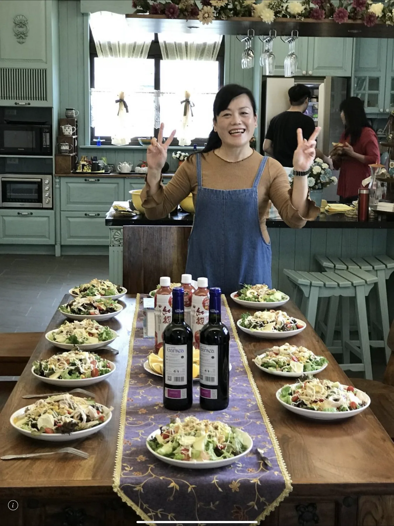 屋主在完工廚房中的料理與聚餐生活紀錄