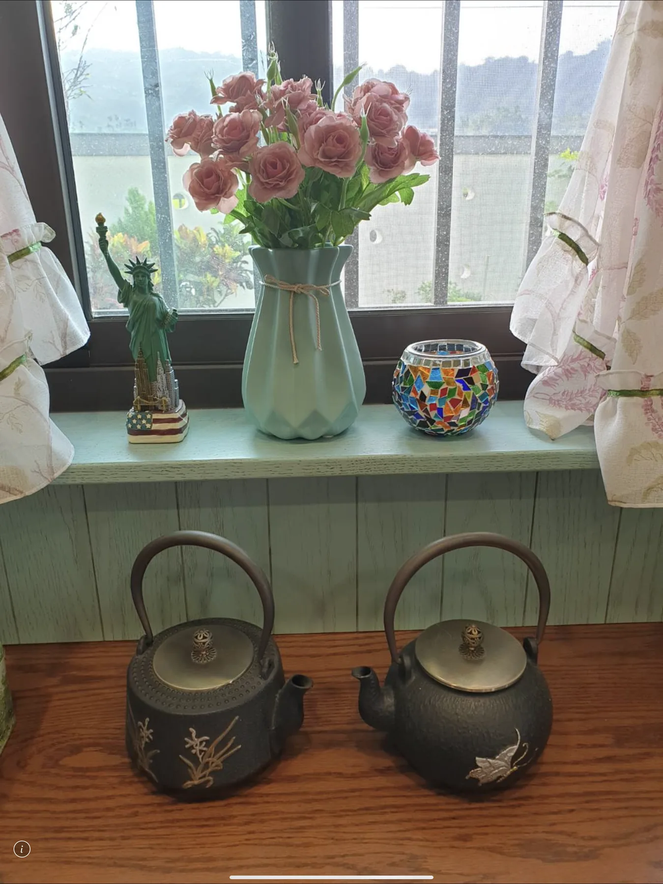 完工多年後窗邊花器與茶壺融入廚房生活