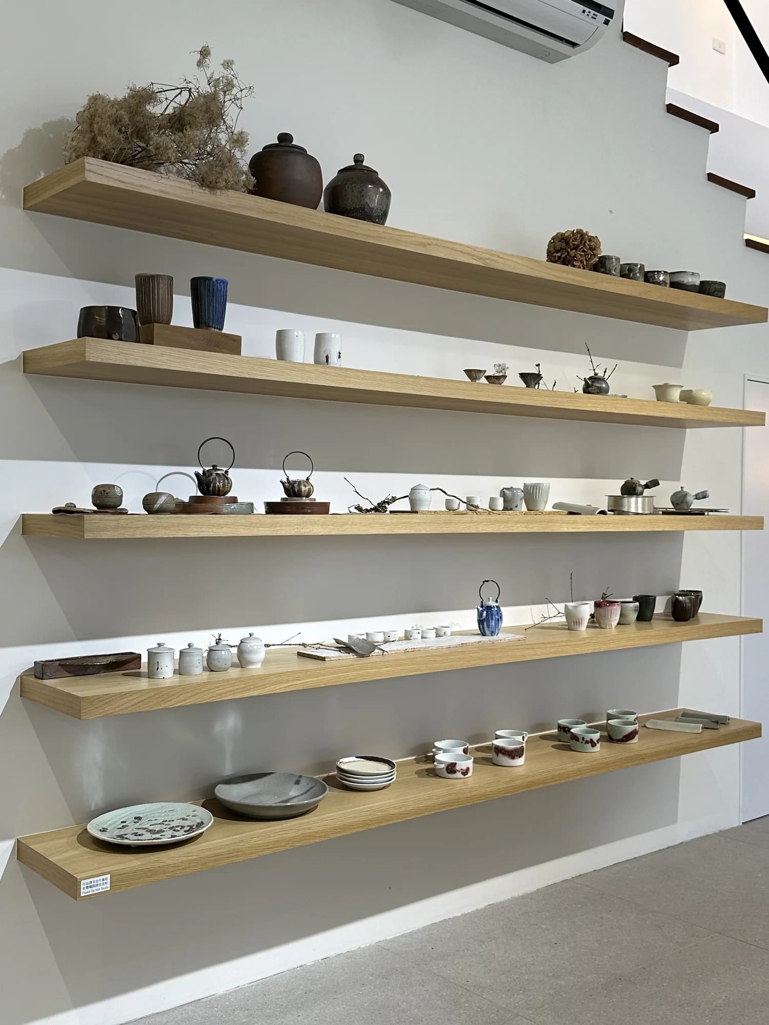 業主處理的長型開放層板與陶藝作品
