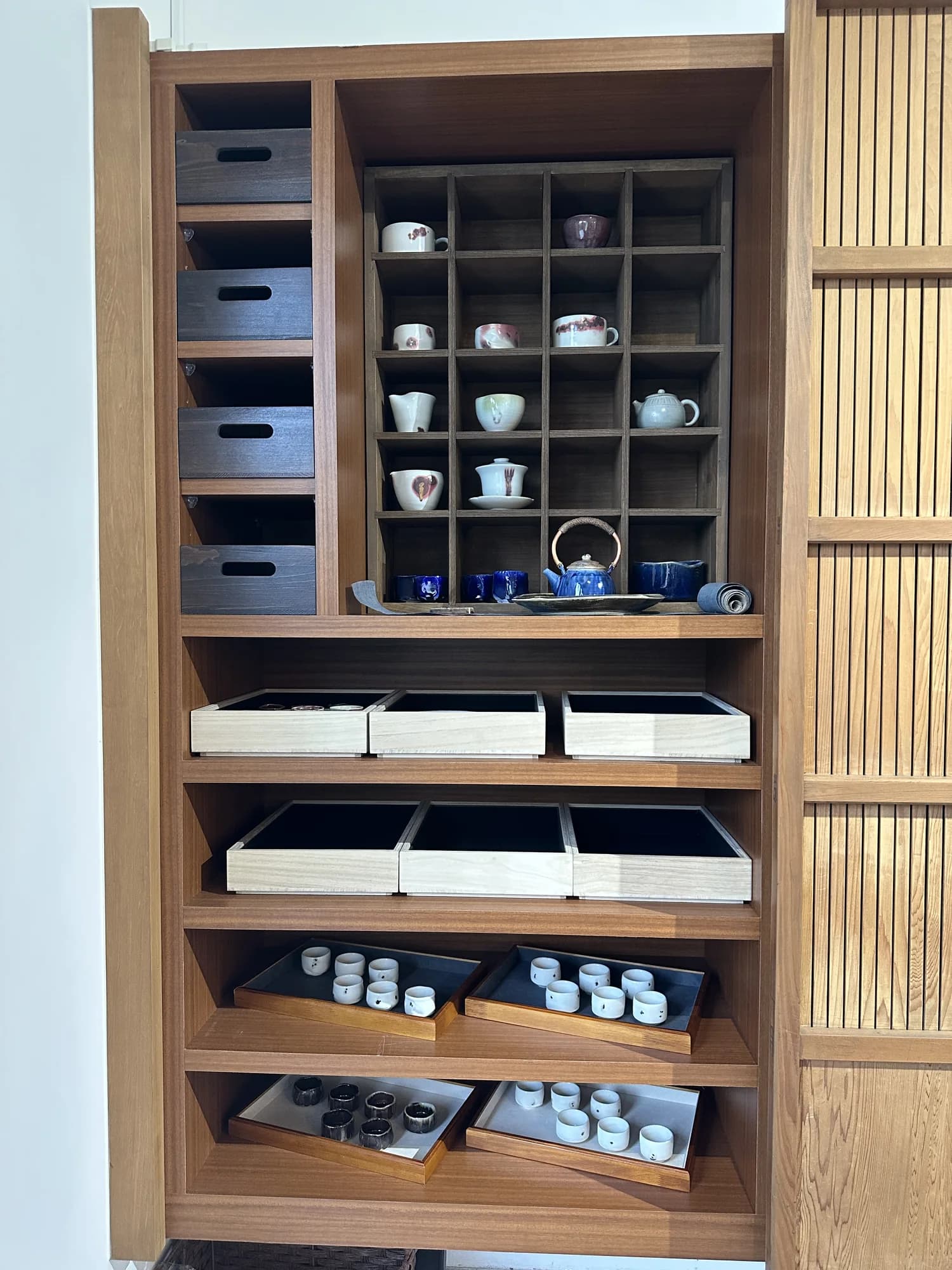 由業主處理的展示收納櫃內部