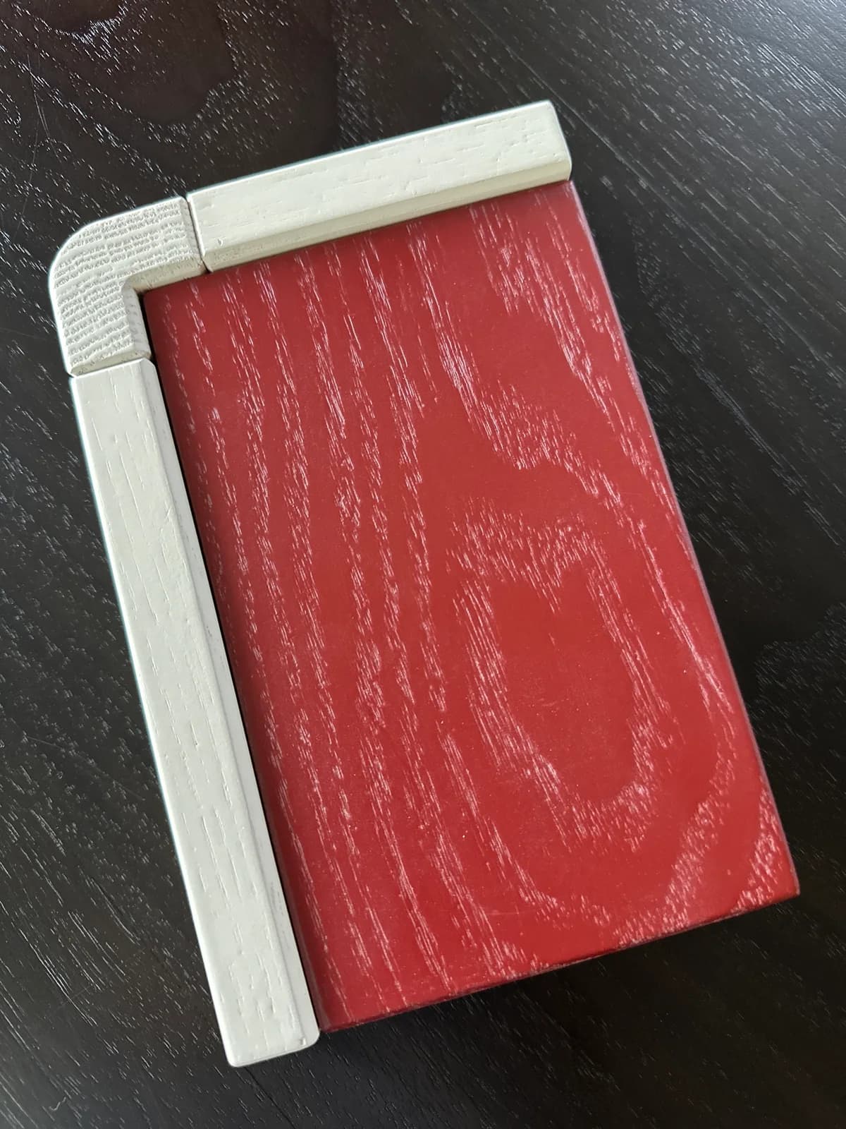 白色實木框料搭配紅色肚板與圓角接合的雙色客製門板樣品