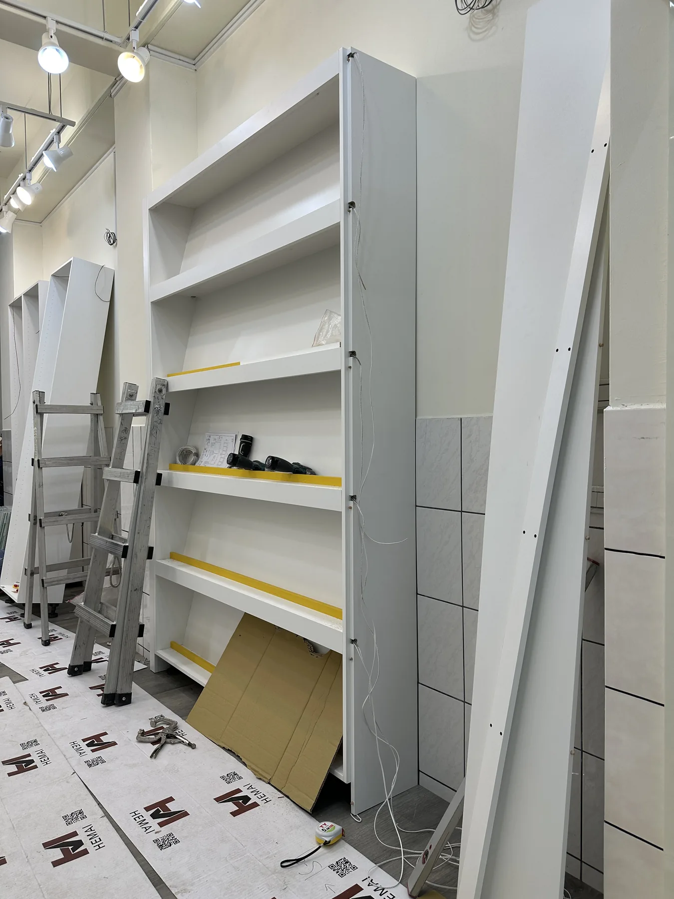 白色展示層架安裝中的施工現場