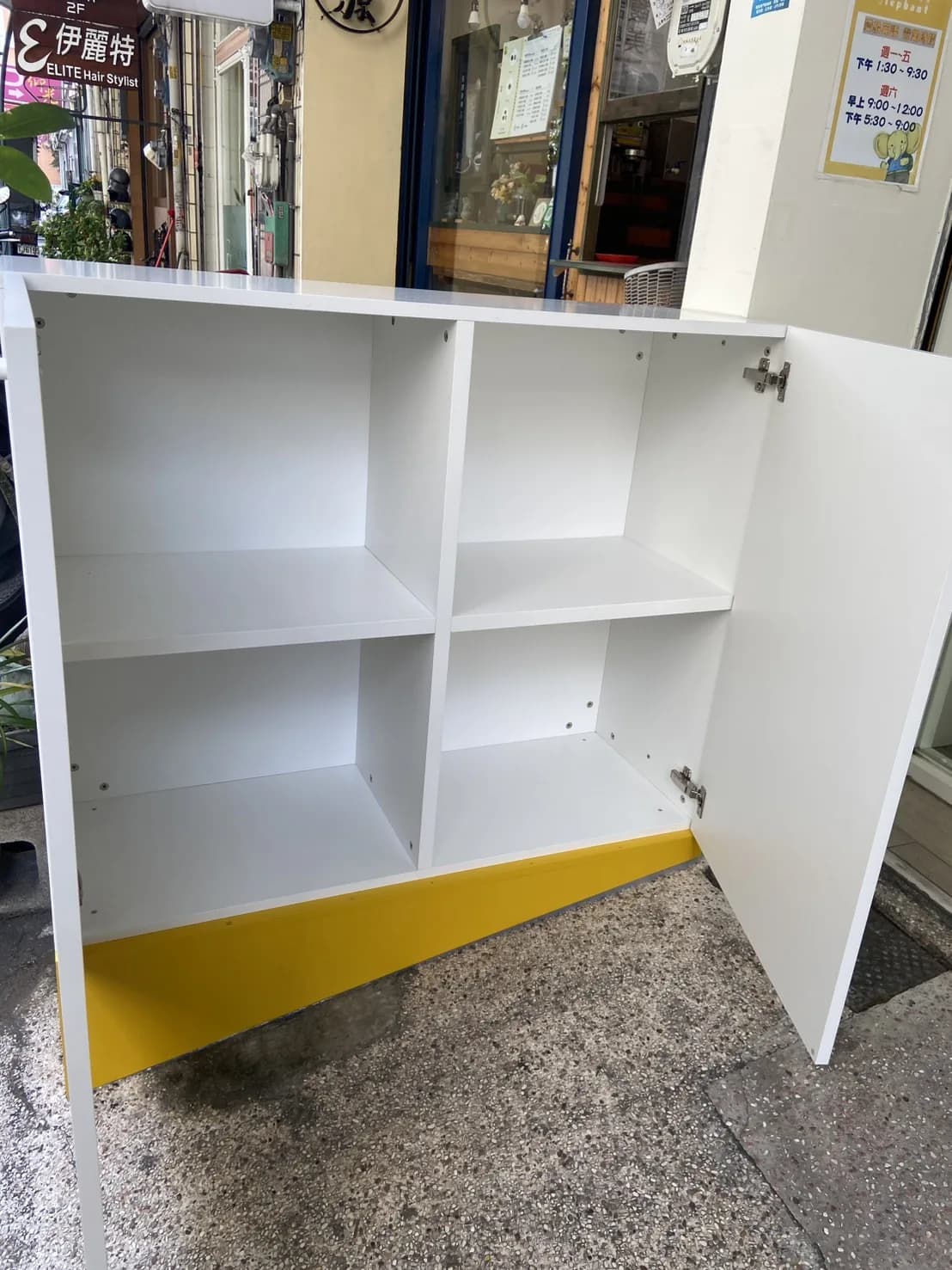 白色書包櫃開門後可見下方黃色楔形底座