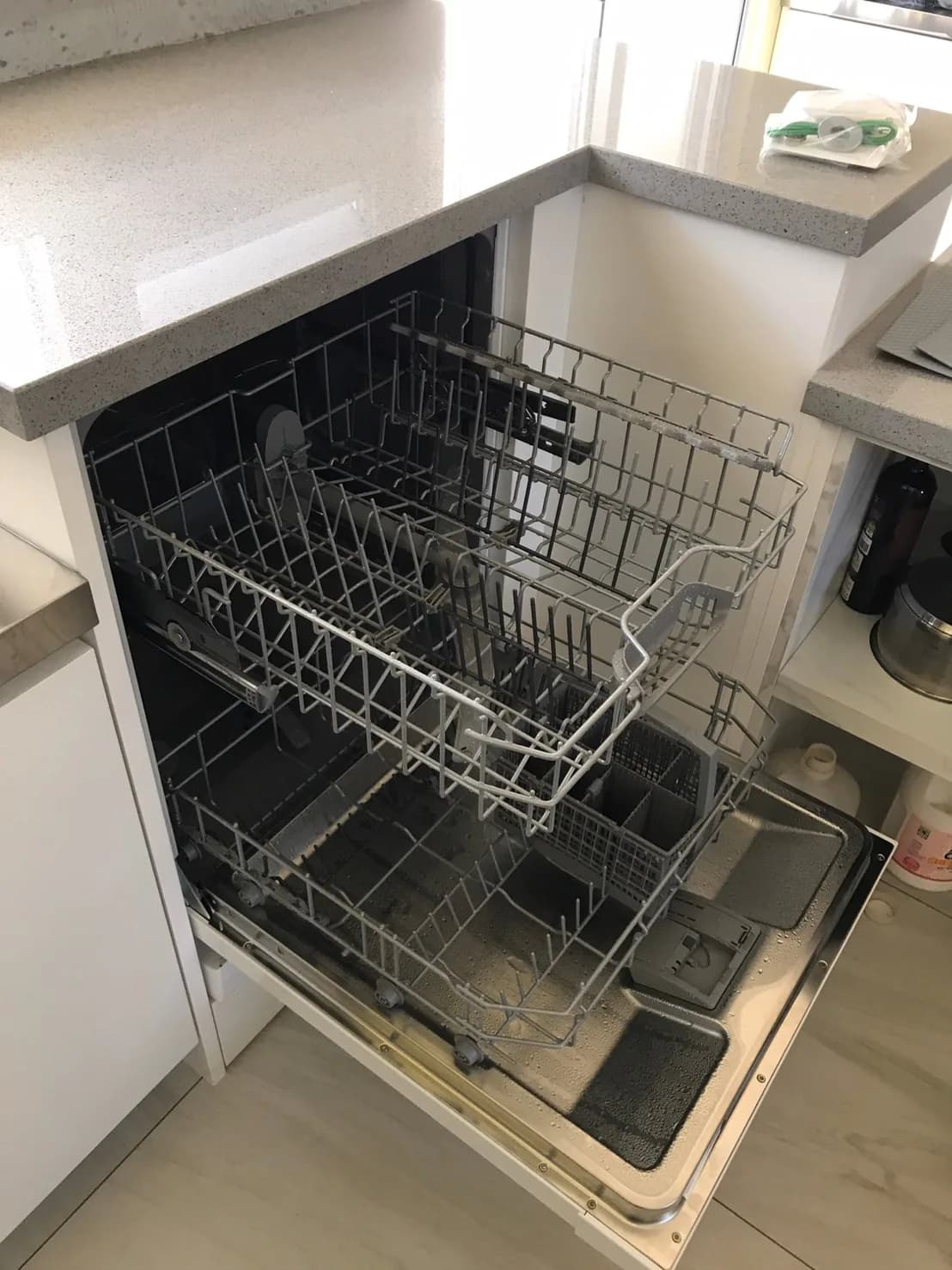 一般檯下洗碗機的下層碗籃完全拉出