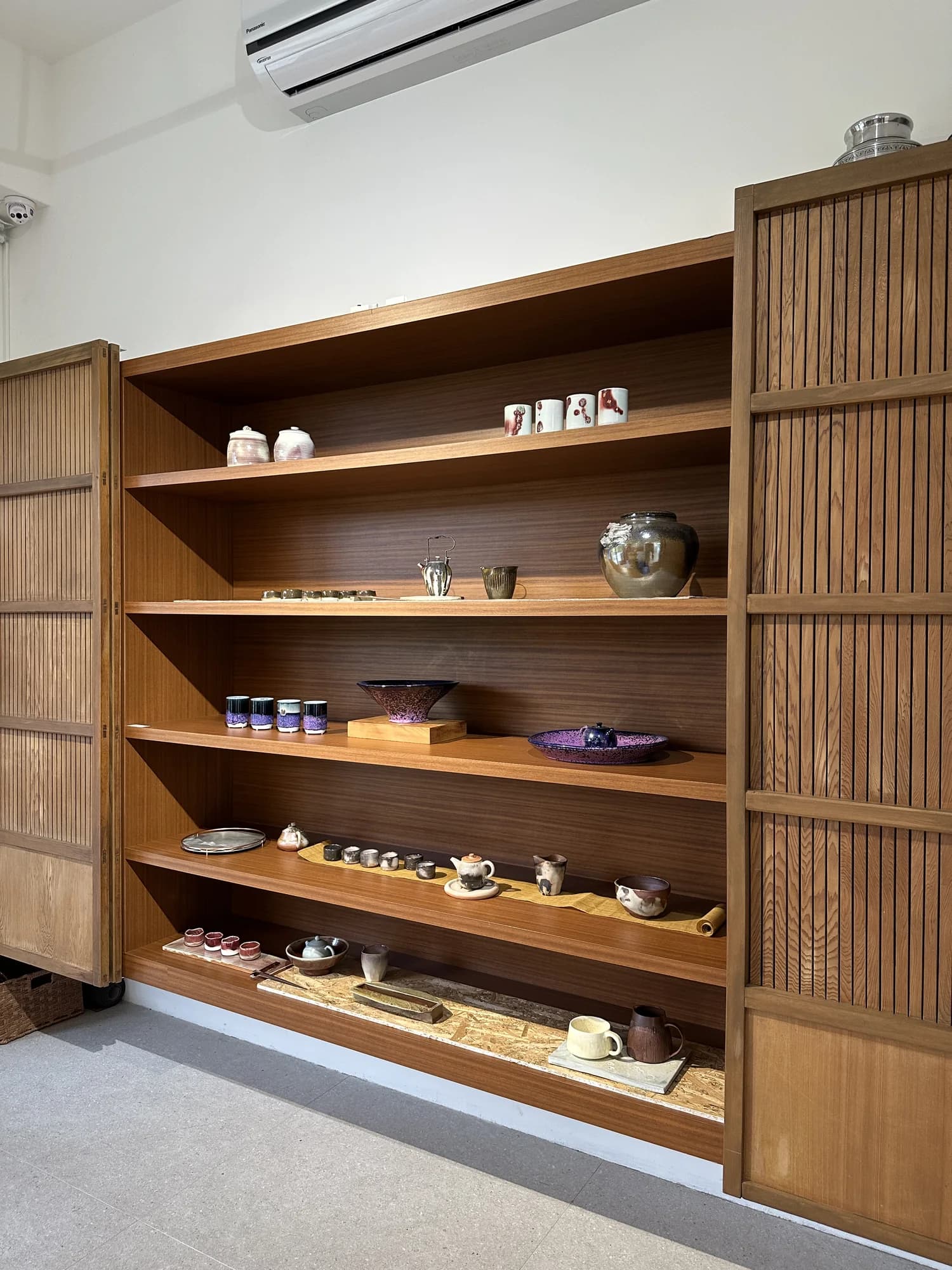 由業主處理的大型展示收納櫃與陶藝作品