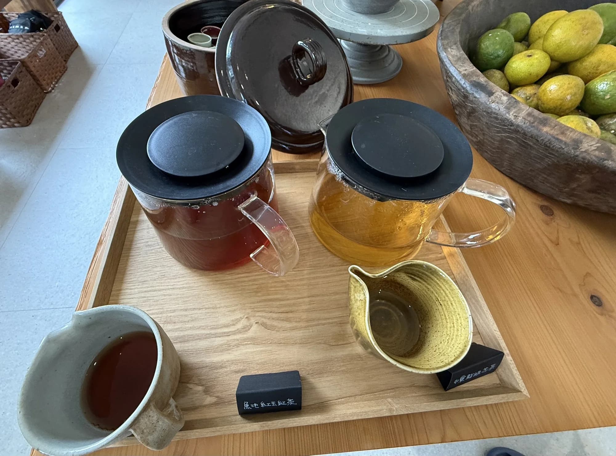 茶桌與木質茶水間共同構成野之光的日常空間