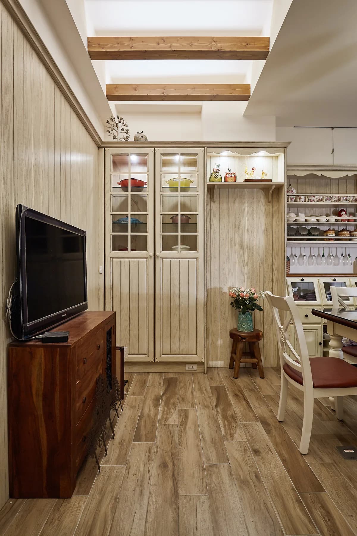 草屯餐廳玻璃門展示櫃與開放層架