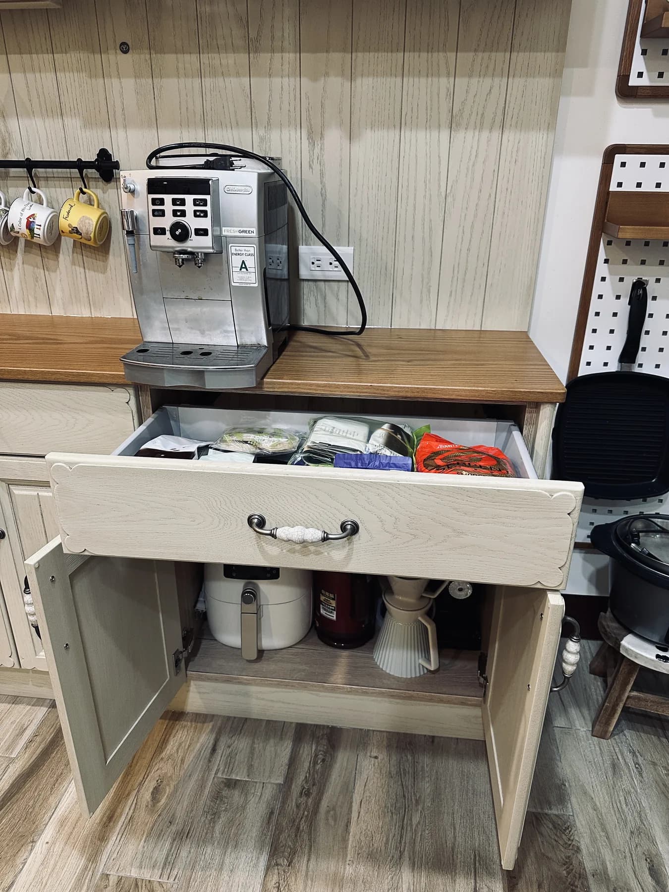 紅橡木實木門板餐邊櫃抽屜與下櫃家電收納