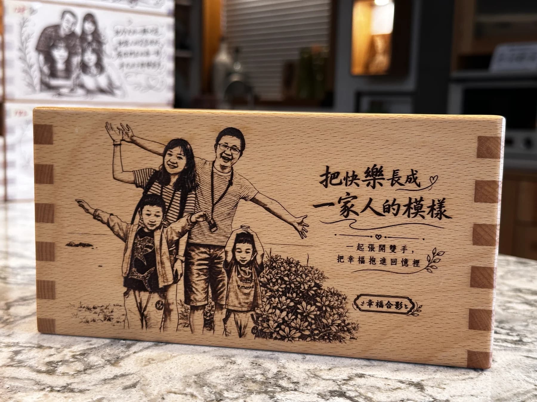 家庭旅行照片完成在木盒上的紀念作品