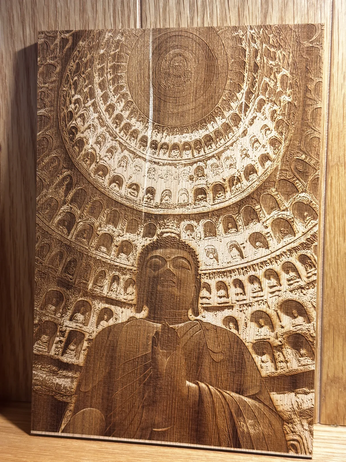 石窟佛像與環形佛龕雕刻在木板上的完成作品