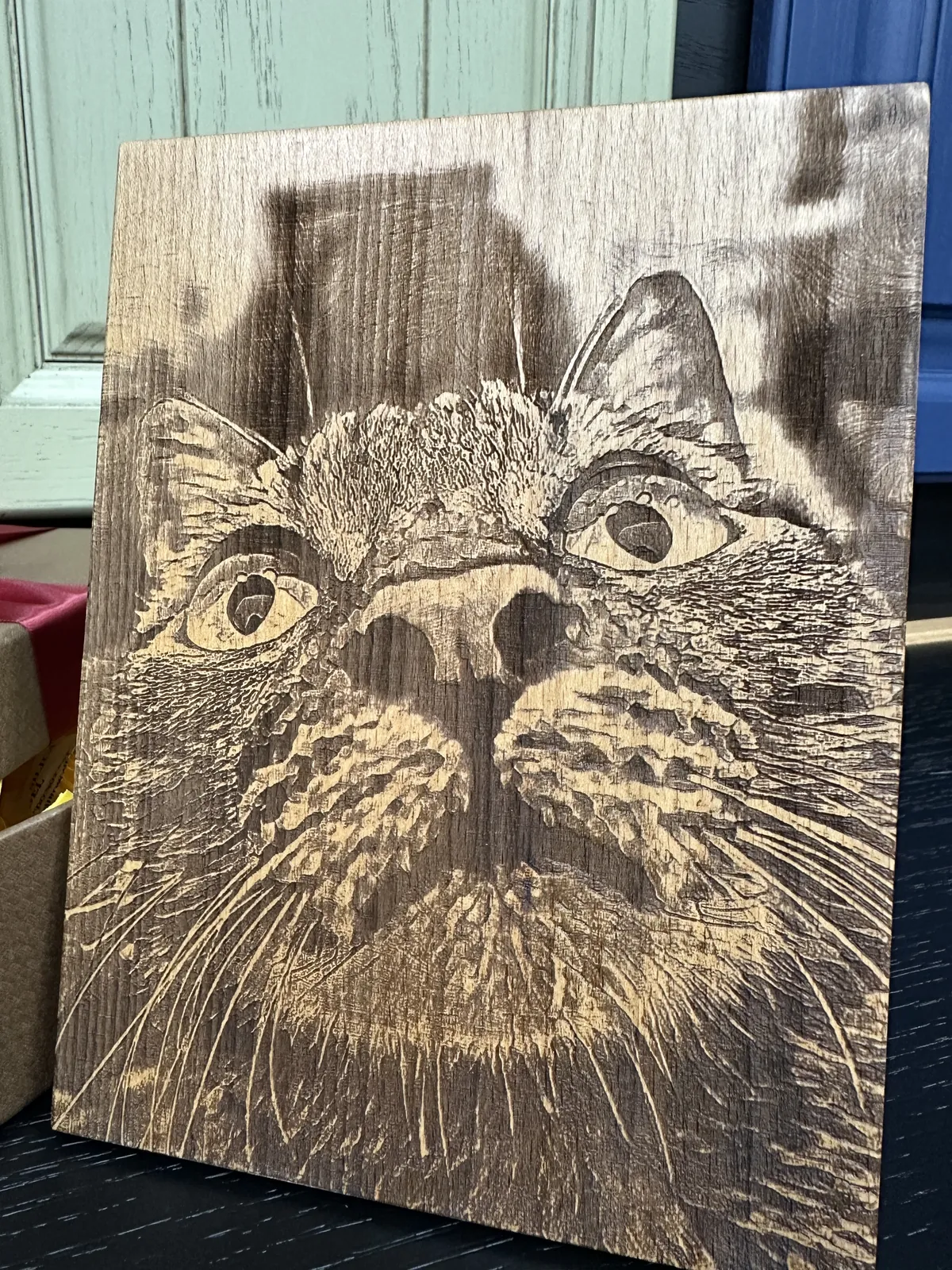 貓咪臉部近照雕刻在木板上的完成作品