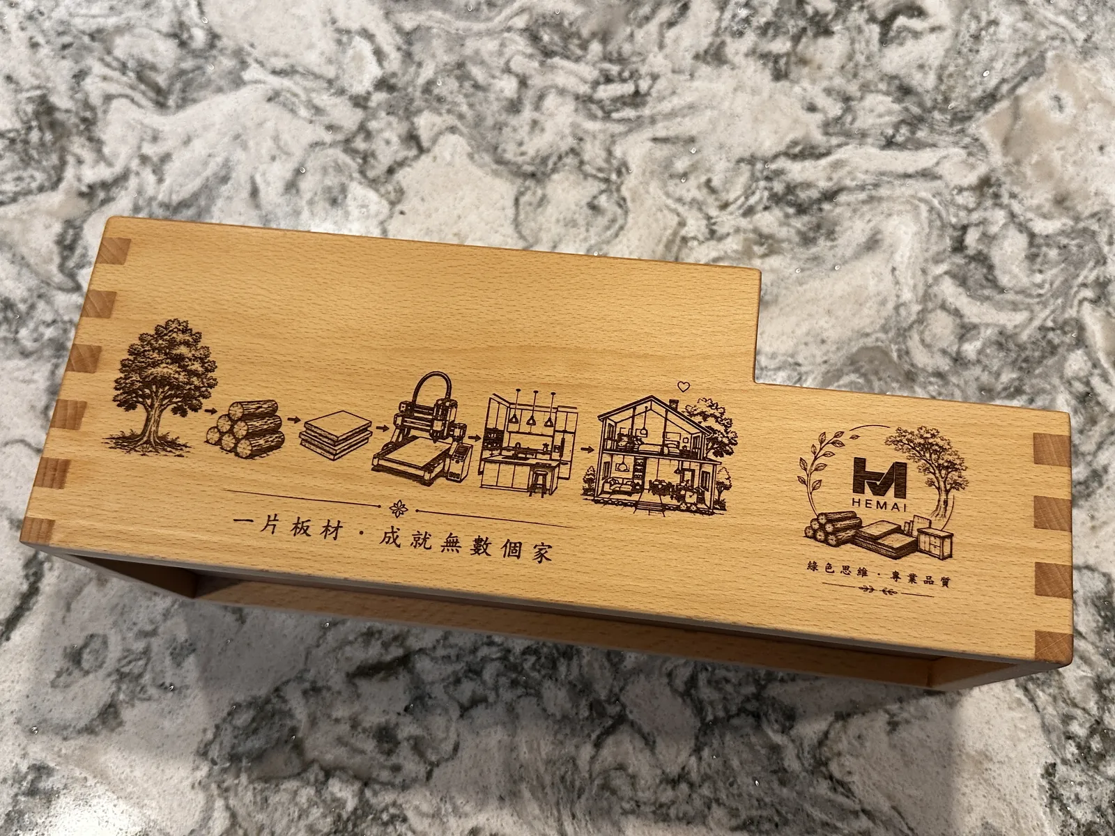 木作流程與品牌圖樣雕刻在收納盒木板上的細節