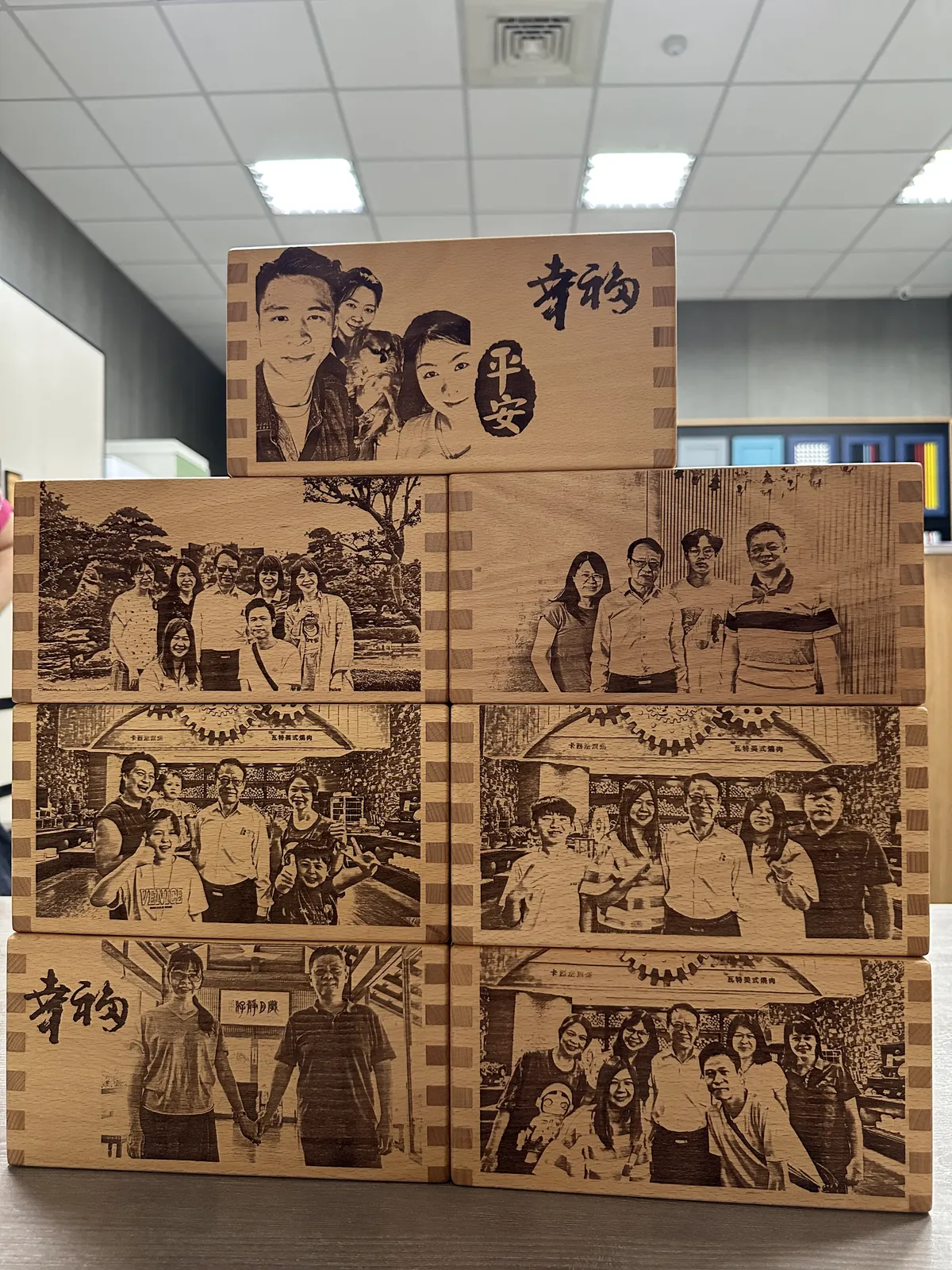 多件家人與朋友合照雕刻在榫接木盒上的排列展示