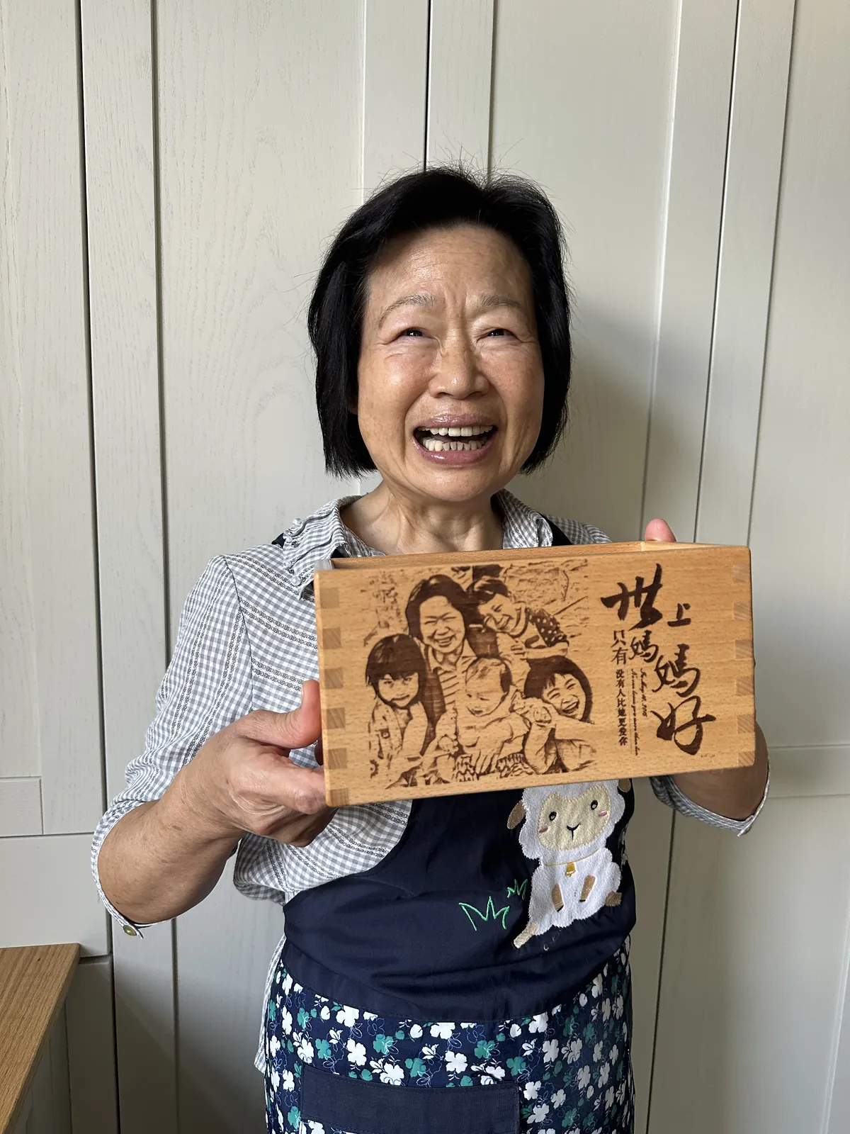 長輩微笑拿著家人照片雷雕木盒的完成紀念照
