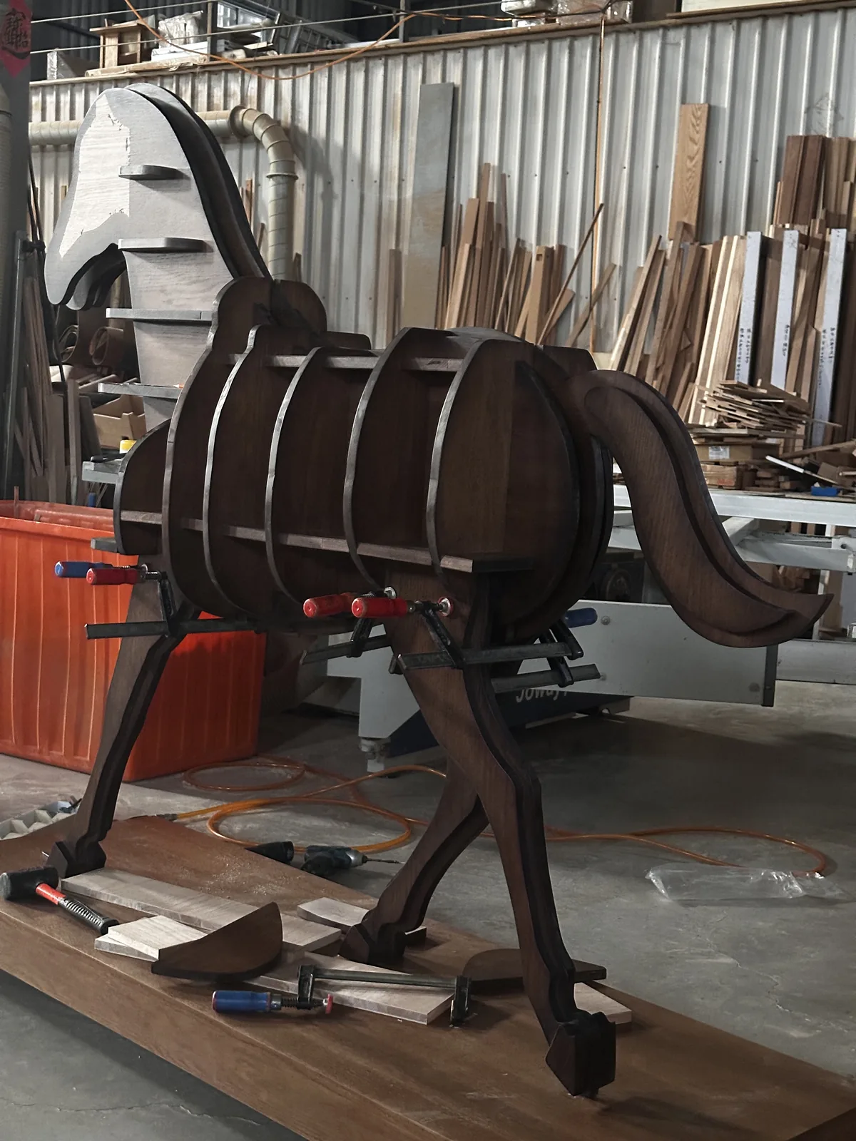 愛森工廠進行大型木製展示馬試組