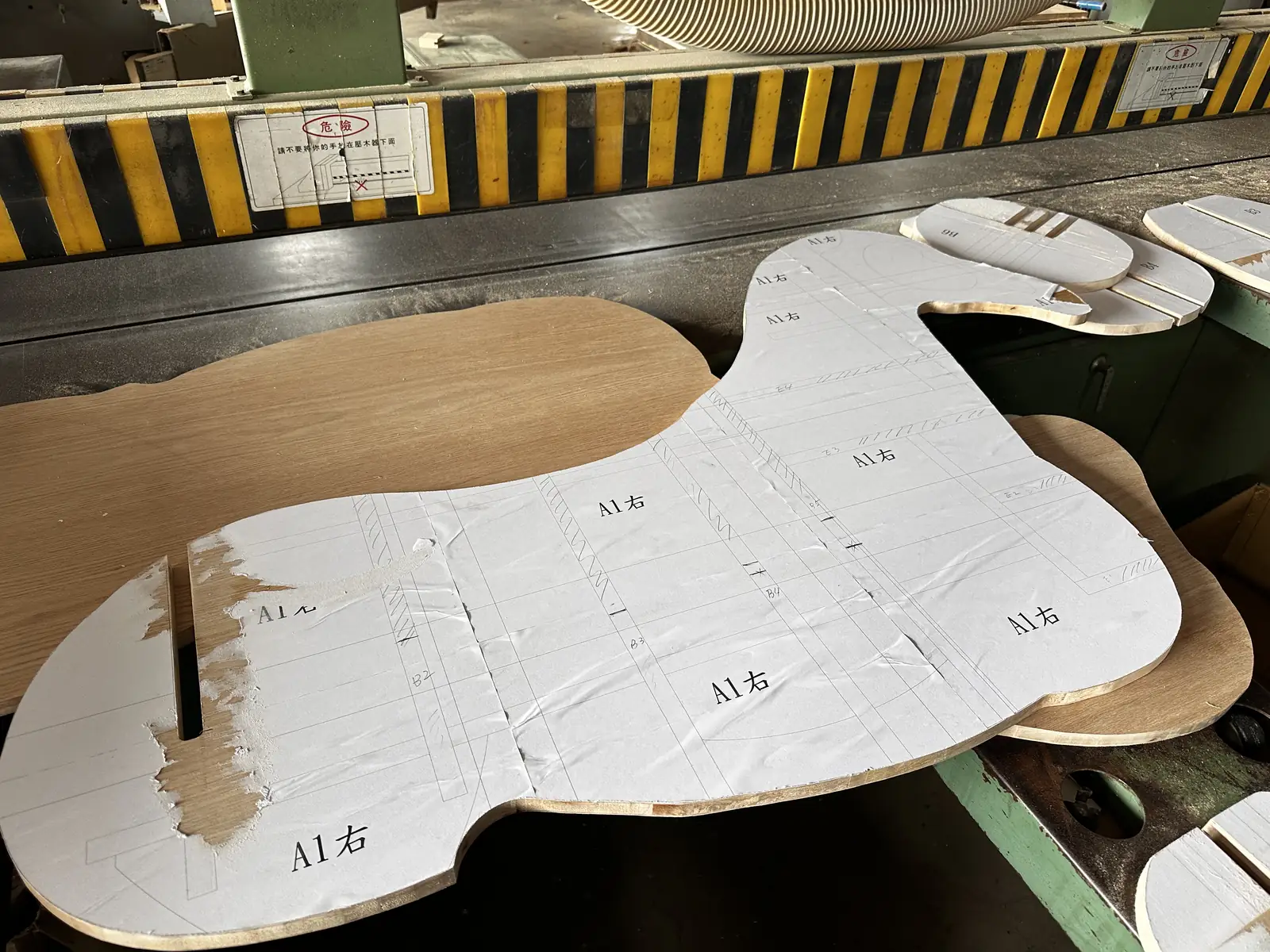 大型展示馬身體輪廓紙樣鋪設於板件上