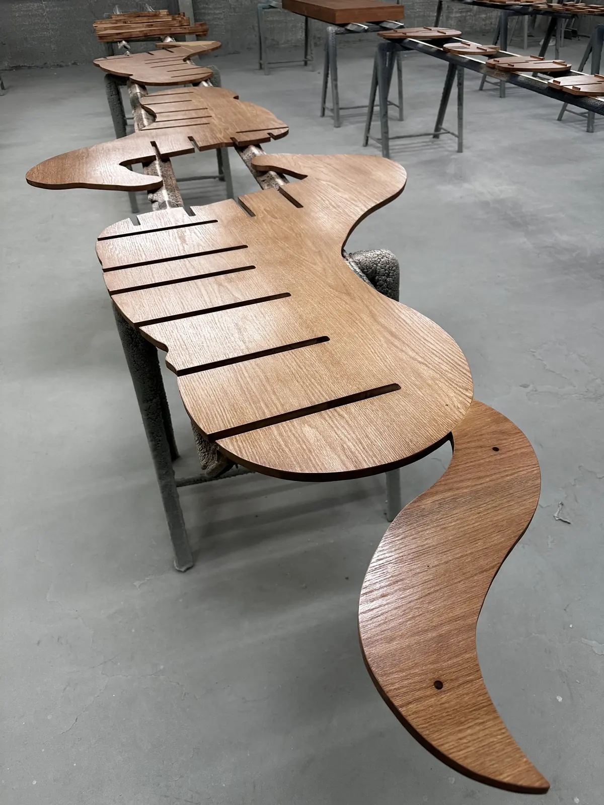木製展示馬板件與尾部零件分類排列