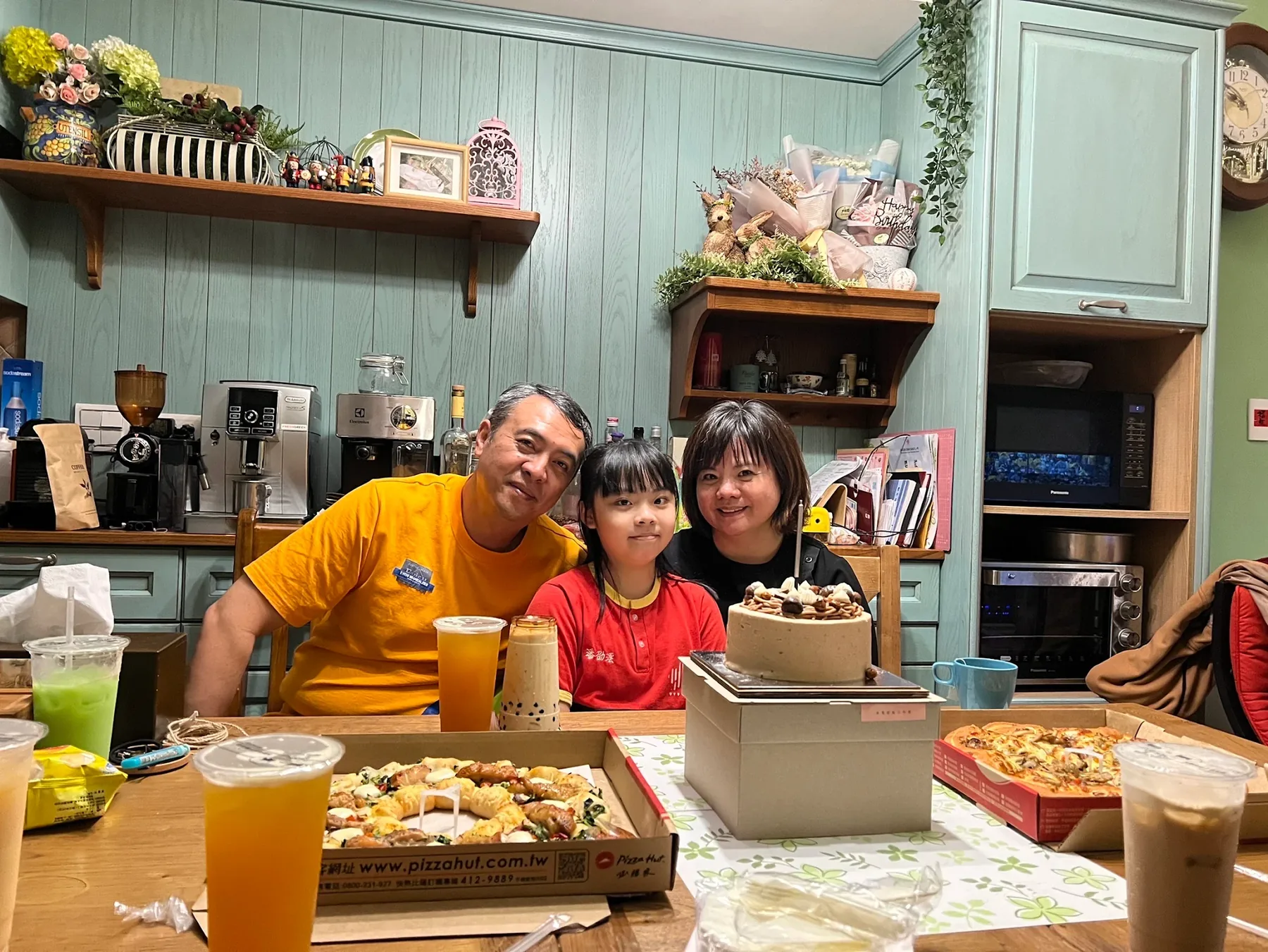 屋主一家人在愛森實木廚房餐桌前聚餐