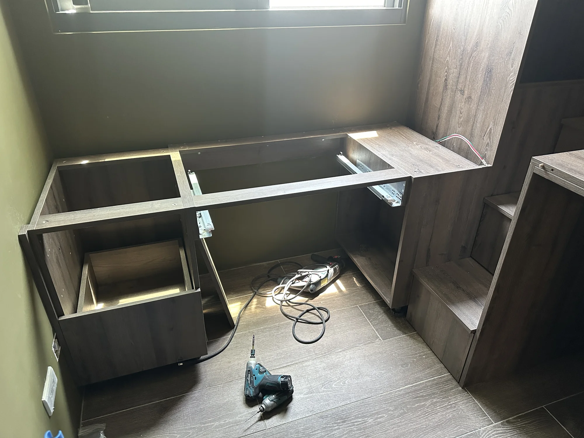 女主人專屬空間下層櫃體與階梯施工紀錄