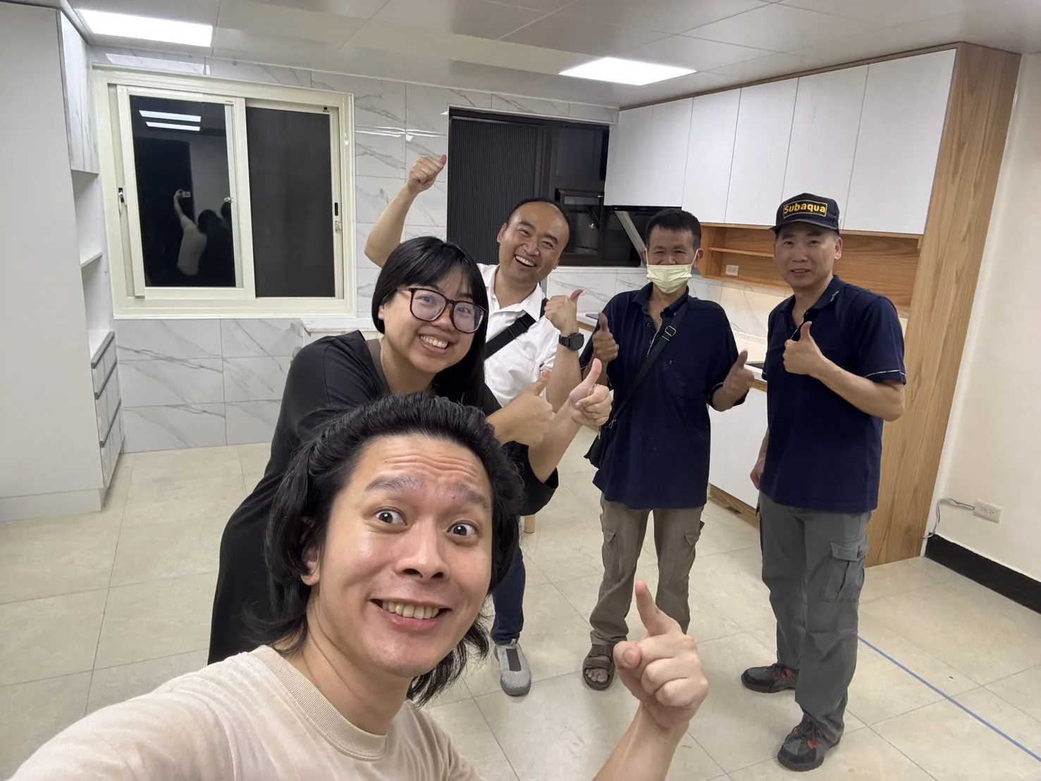 中興新村張宅廚房完工時屋主與愛森團隊自然合照