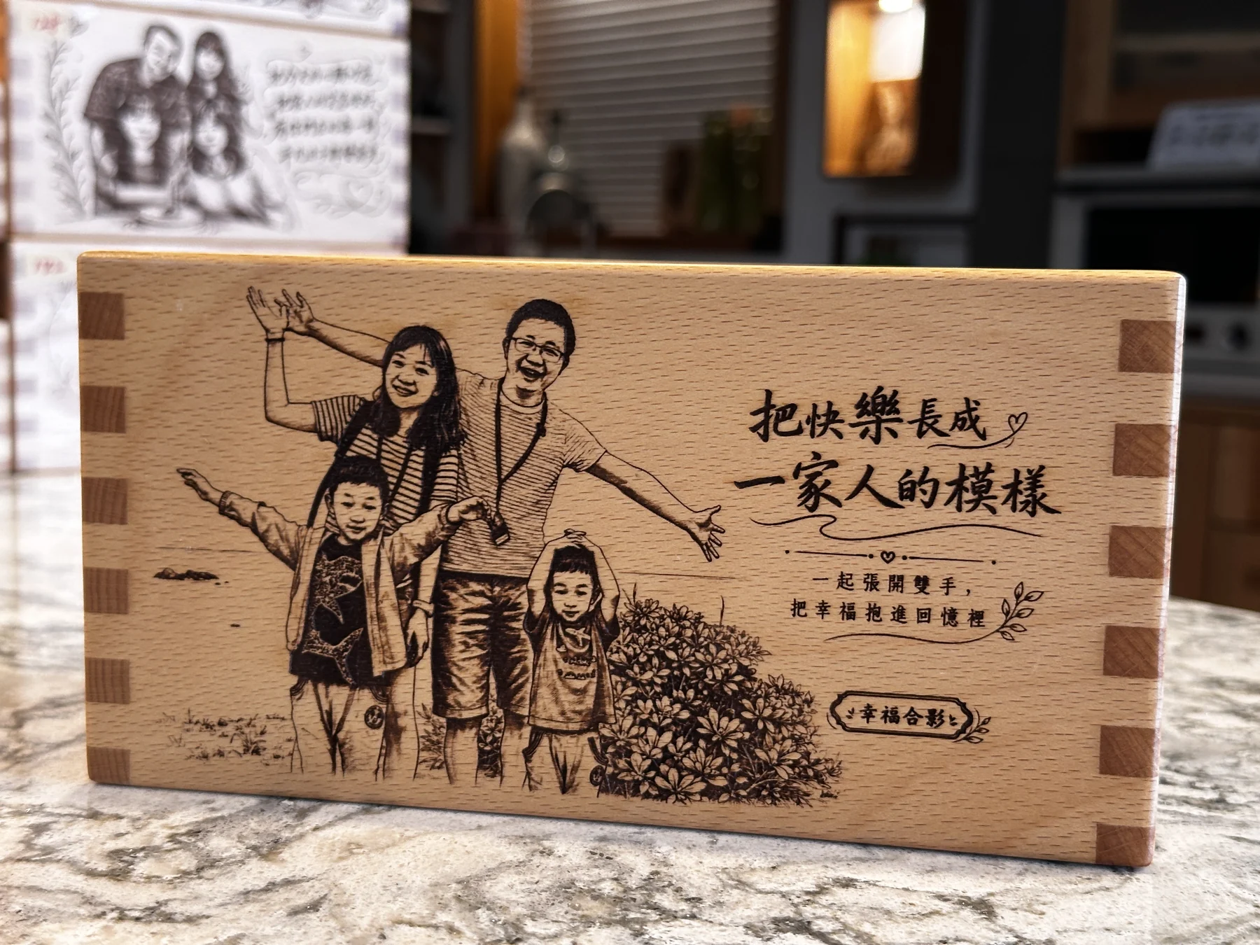 家庭旅行照片完成在木盒上的紀念作品