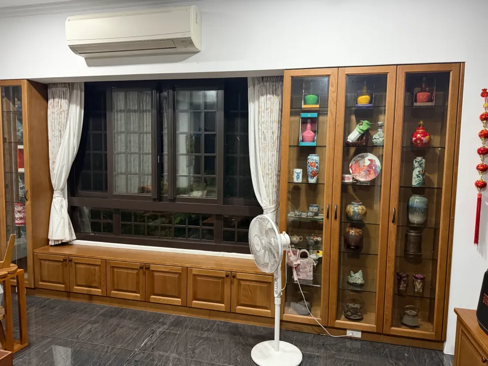 chi kuo 評價照片中的客廳窗邊收納櫃與玻璃展示櫃