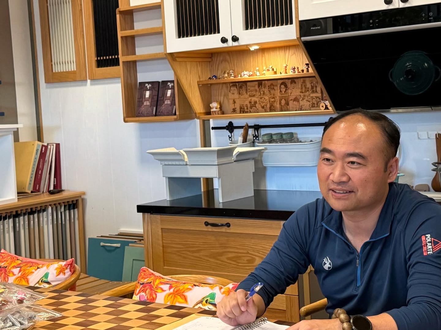 愛森在展示空間與屋主討論廚房及櫃體規劃