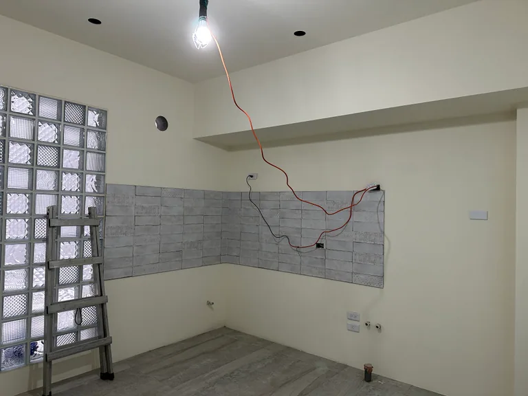 自地自建廚房水電放樣與管線預留現場 自地自建廚房施工階段的牆面插座、給排水與預留管線
