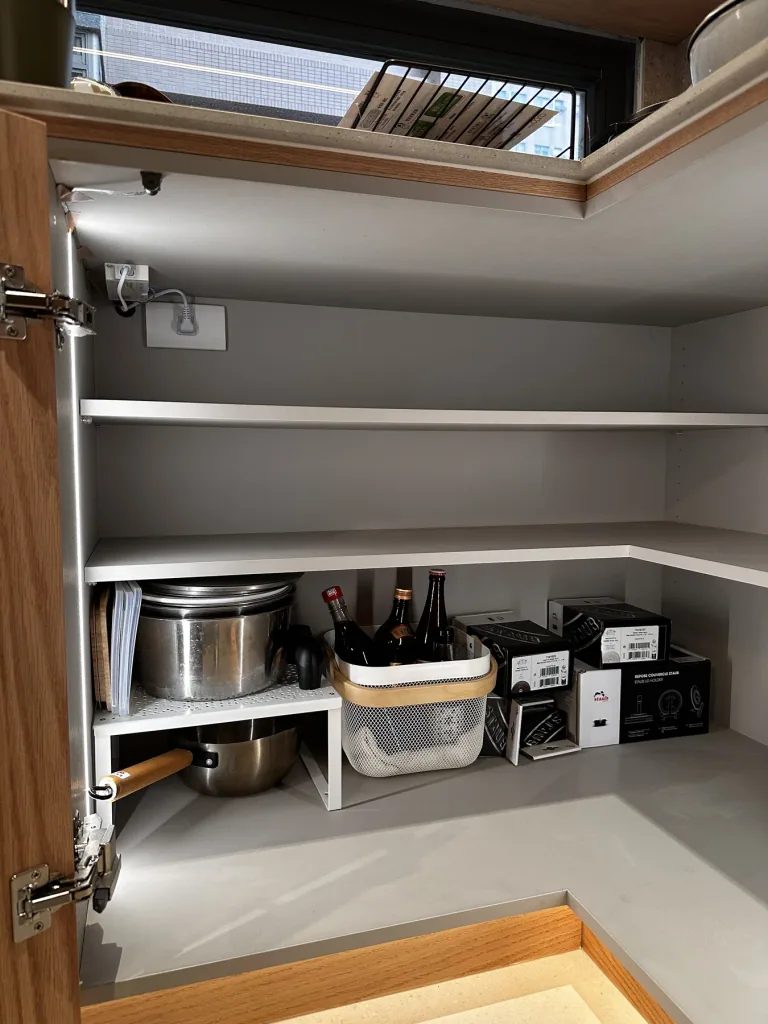 入住後的小家電與鍋具分區 已使用的轉角底櫃分層收納鍋具、小家電與備品