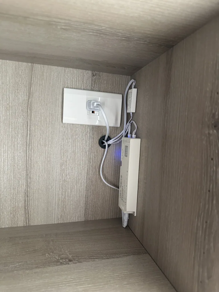 櫃內插座與電線位置 木紋櫃體內的電源插座、插頭與電線配置