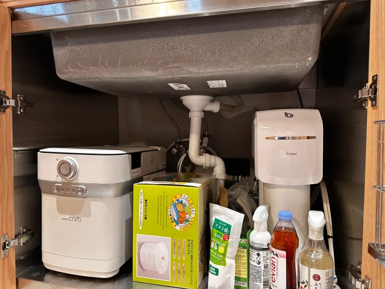 清水廚房水槽下方管線、設備與日常用品配置