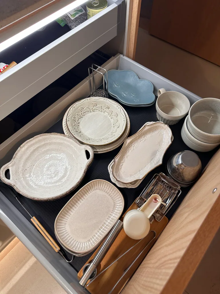 入住後抽屜內依形狀分類的餐盤與小碟
