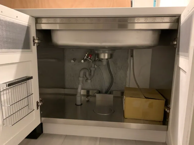 水槽櫃打開後可見給排水管線與櫃內空間