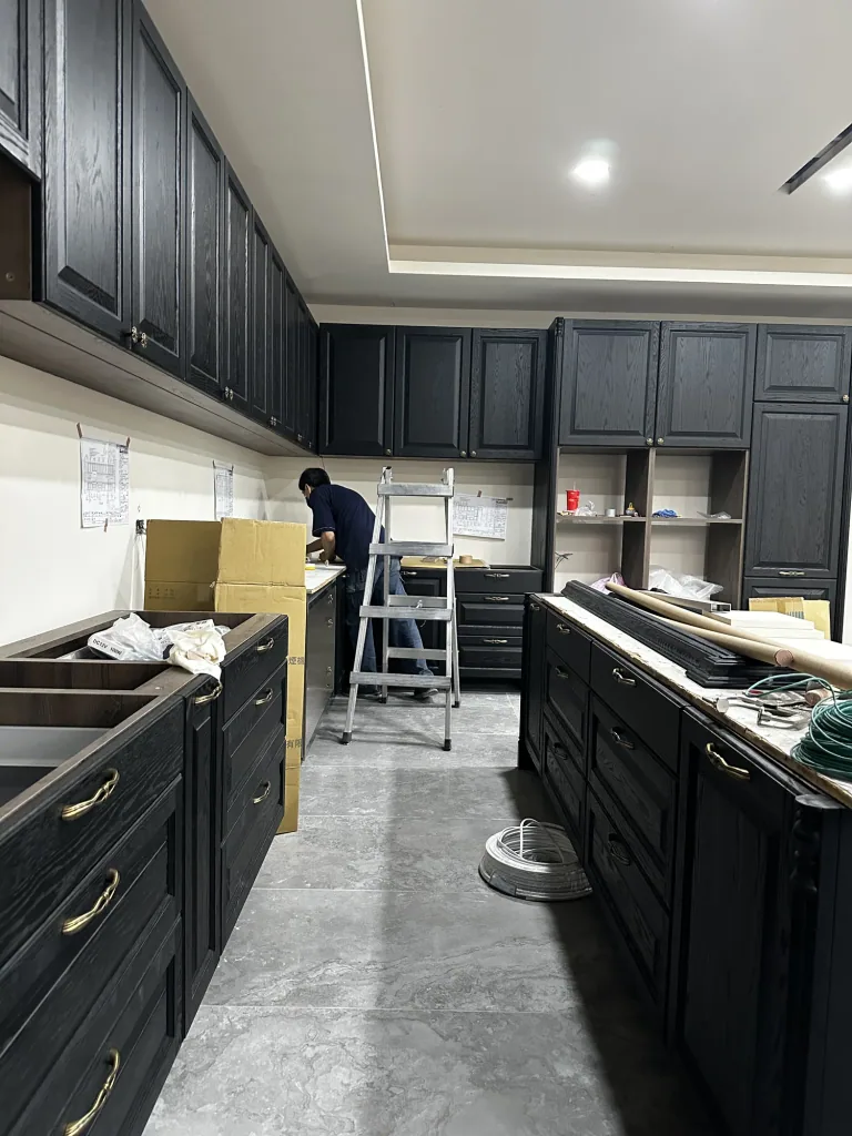 設備定位:施工中的工作區保留設備開口並核對相對位置。 溪頭廚房設備定位與櫃體施工紀錄
