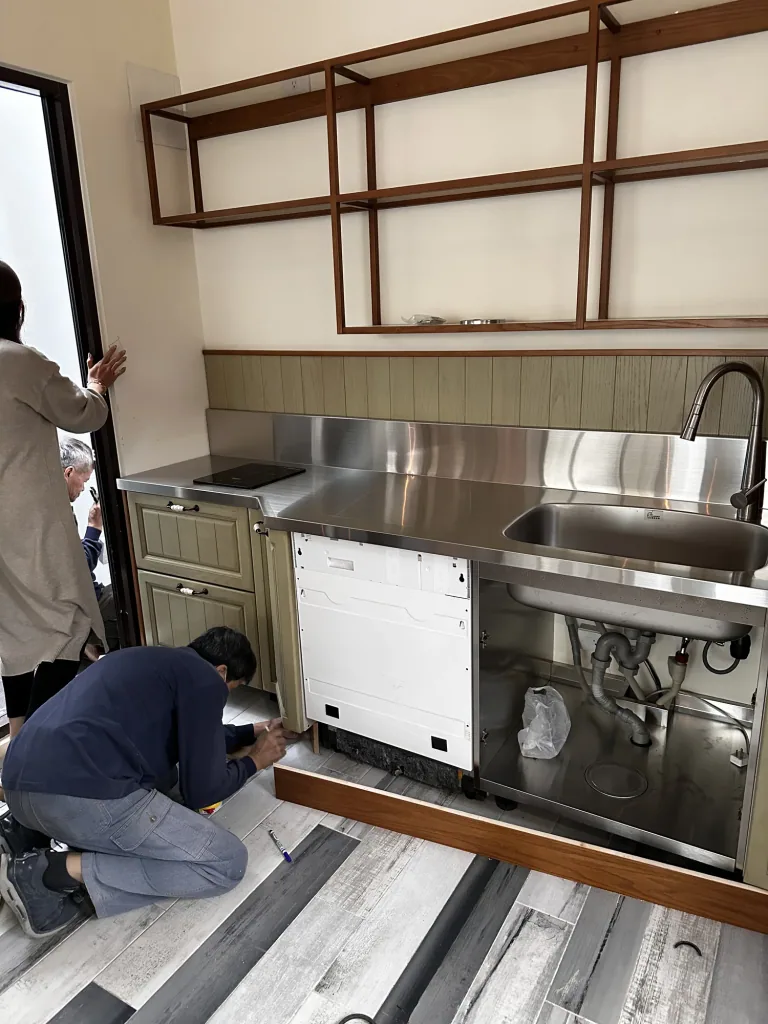 不鏽鋼廚房工作區與下櫃安裝過程