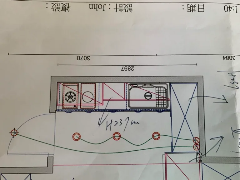 手寫標記水槽、爐具與廚房工作區尺寸的平面圖