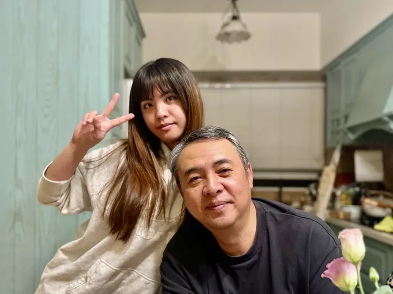 家人在埔里藍綠色實木廚房前合影