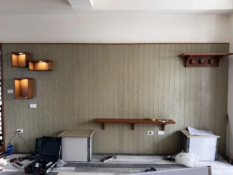 紅橡木皮壁板、展示燈箱與層板施工全景