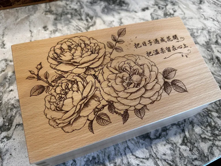 玫瑰花卉與祝福文字刻在木盒上的雷雕完成作品