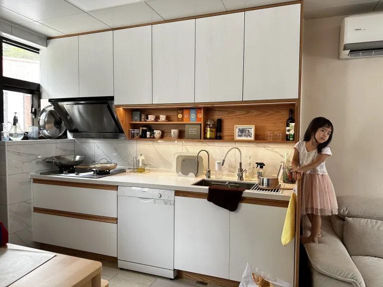 中興新村紅橡木木皮門板廚房入住後使用情境
