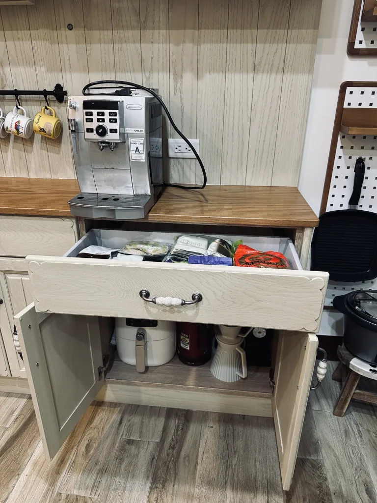 家電收納:紅橡木實木門板外側保留木紋,抽屜與下櫃分別承接備品和小家電。 紅橡木實木門板餐邊櫃抽屜與下櫃家電收納