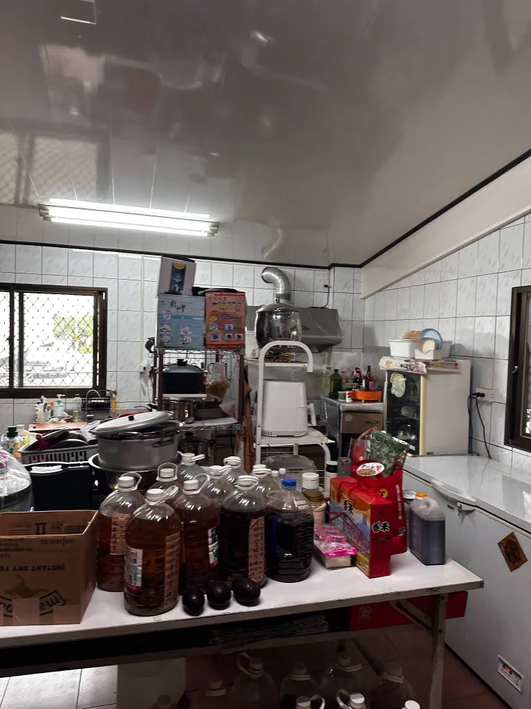 翻新前，家電、餐具與備品分散在活動層架和桌面，留下重新安排工作區與收納的線索。