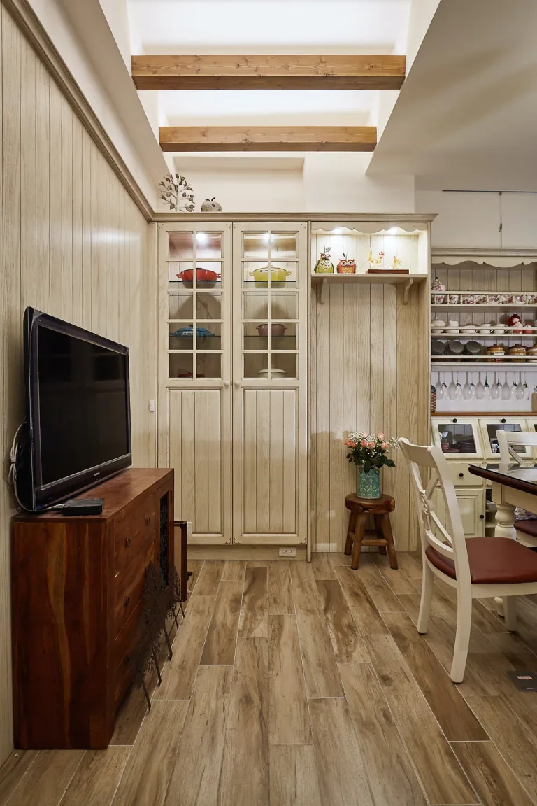 餐廳展示:玻璃門、開放層架與封閉收納各有位置。 草屯餐廳玻璃門展示櫃與開放層架