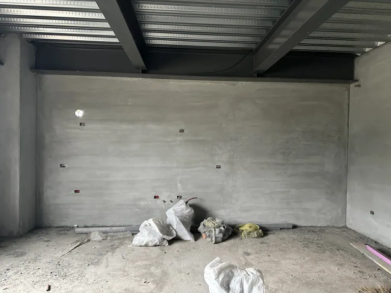 原始空間:櫃體進場前的泥作階段,牆面與設備位置仍待後續完成。 南投溪頭廚房施作前的原始空間
