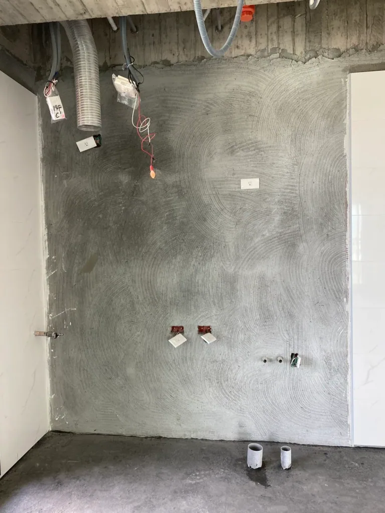 空屋廚房設備牆上的給排水、插座與排煙預留位置