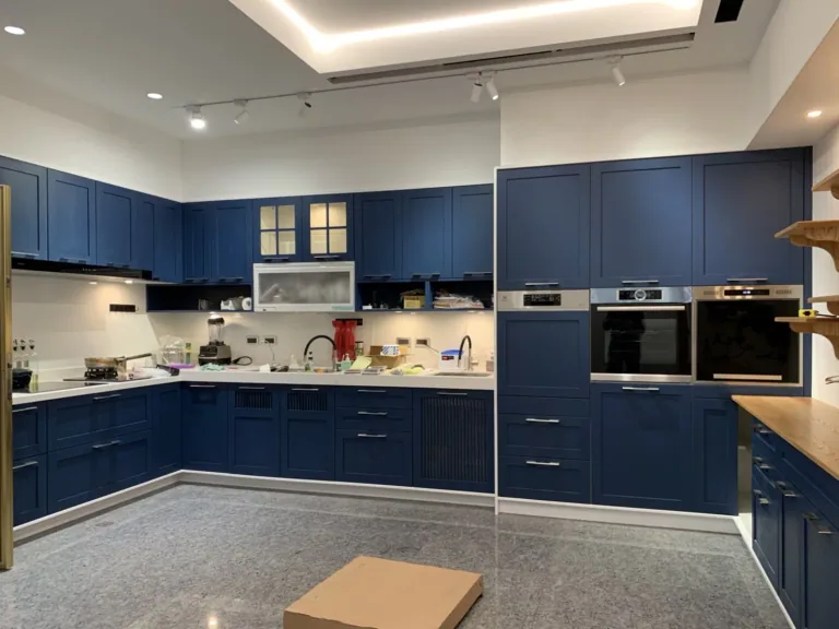 深藍色現代框型廚房與木質開放層架完工全景