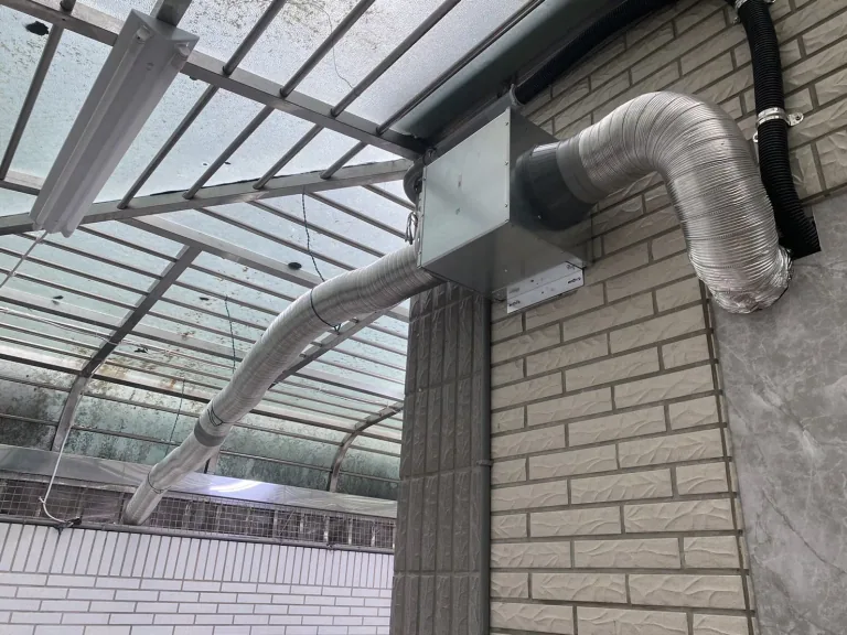 排煙紀錄:中繼馬達、管線轉折與外牆出風路徑依現場條件配置。 增設中繼馬達後的外牆排煙管線