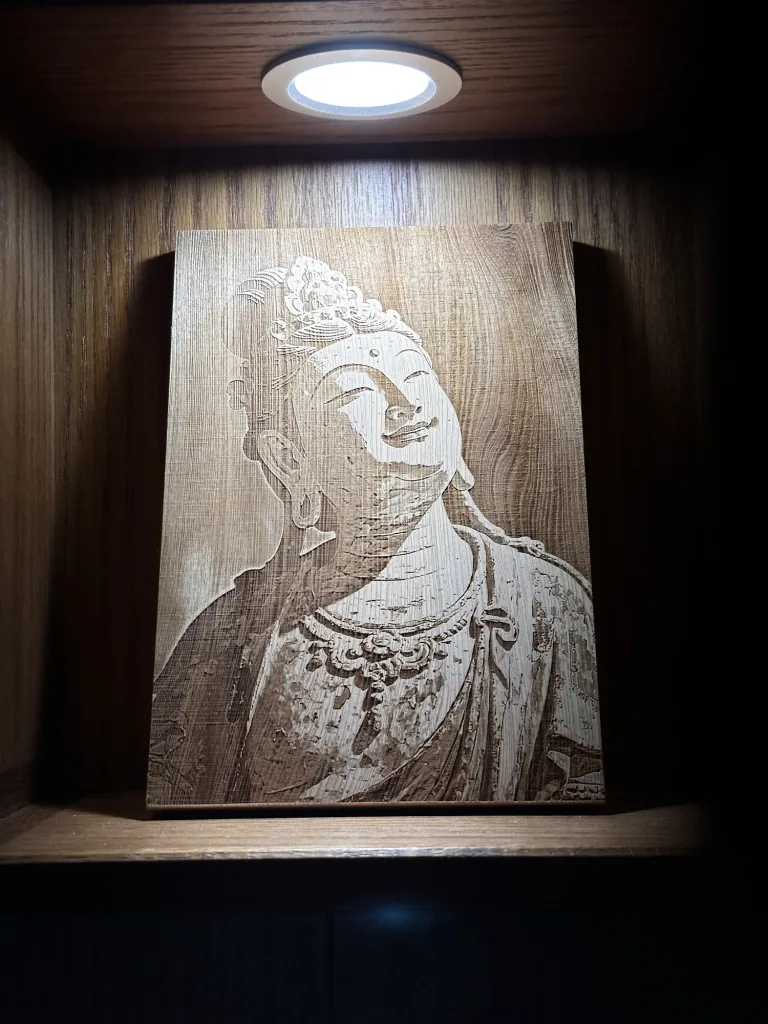 展示燈箱內的檜木雷雕裝飾特寫