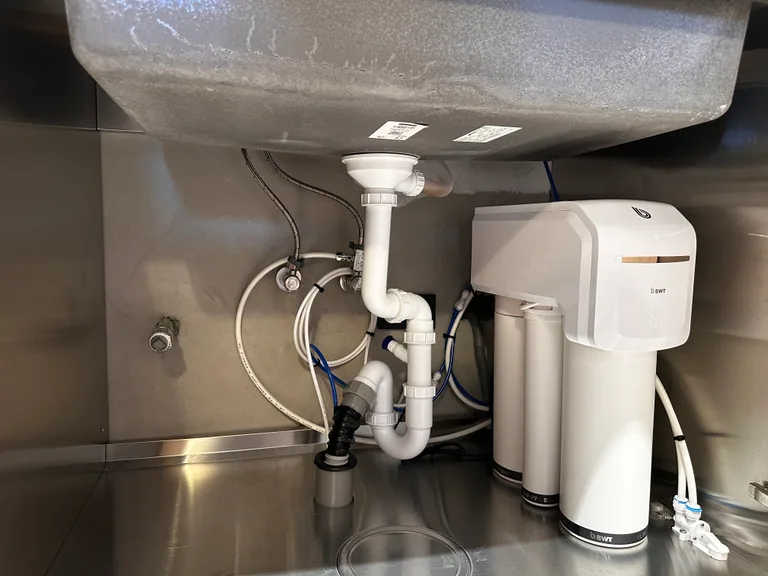 案例照片 2:廚下設備配置 廚房水槽下方淨水器加熱器與排水配置