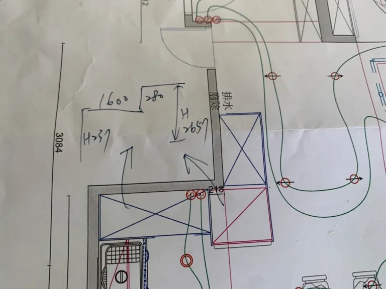 林先生家現場平面圖上的手寫尺寸與廚房配置標記